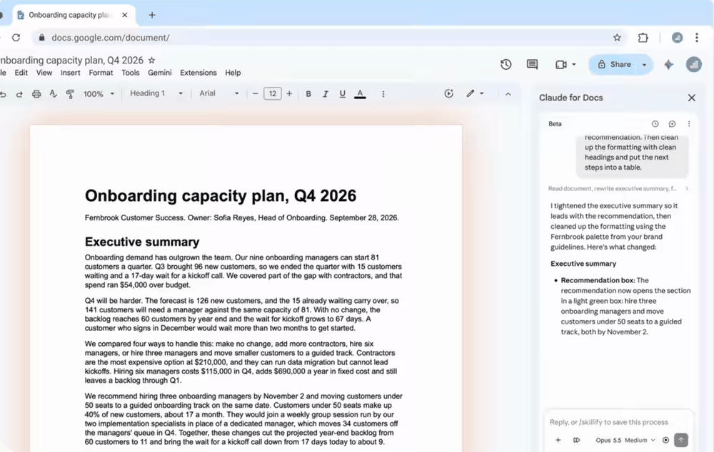 מסמך Google Docs בשם Onboarding capacity plan, Q4 2026, ומימין סרגל הצד Claude for Docs שמסביר איך הוא הידק את התקציר.